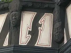 Deux têtes.