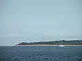 Un voilier devant le phare.
