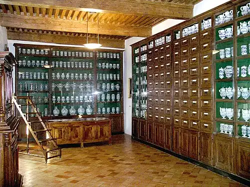 Meuble et pots de la pharmacie de l'hôpital de Pont-Saint-Esprit.