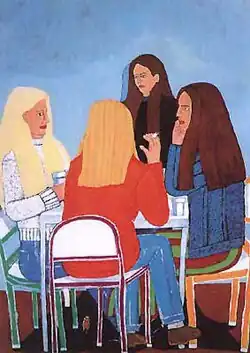 Quatre adolescentes aux cheveux longs sont attablées à une petite table carrée ; les bleus vifs et le rouge dominent dans cette peinture.