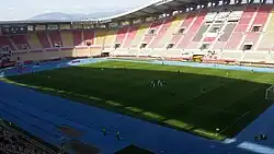 Intérieur du stade avec la piste d'athlétisme.