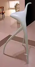 Tabouret W.W., 1990, aluminium moulé, laqué, édité par Vitra, Indianapolis Museum of Art.