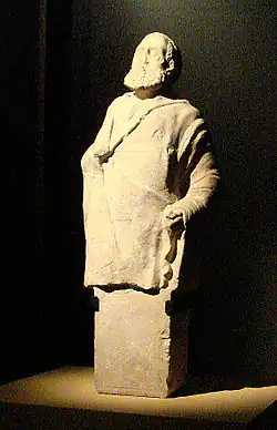 Sculpture d'un vieil homme, pilier hermaïque de calcaire trouvé dans le gymnase, IIe&nbsp;siècle&nbsp;av. J.-C.