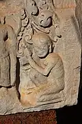 Détail d'un linteau khmer, trouvé au Prasat Hin Phimai, style d'Angkor Vat, XIIe&nbsp;siècle : dévot écoutant l'enseignement de Bouddha