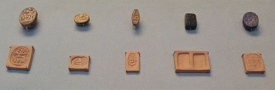 Sceaux et amulettes avec impressions modernes provenant d'Amrit, XIe&nbsp;– VIIe&nbsp;siècle av. J.-C. British Museum.