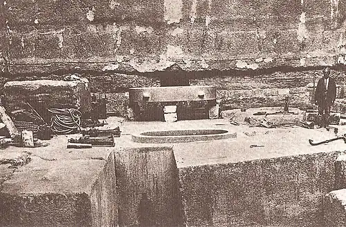 Photo de la cuve prise lors des fouilles de 1905