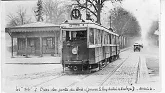 Rame de la STCRP à l'entrée du bois de Boulogne, sur la ligne 44, tractée par une motrice type L