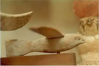 L'oiseau de Saqqarah (antiquité égyptienne, IIe&nbsp;siècle&nbsp;av. J.-C.).