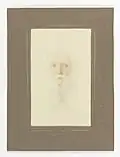 Portrait d'un homme avec barbe et cheveux blancs regardant le spectateur (1916).