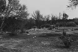 Photographie «Vue vers le sud-est du cimetière indien de Picciune», tirée du rapport «Histoire des Indiens enterrés au barrage Friant ... - NARA - 296228 (rognée)