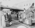 Jawaharlal Nehru, premier ministre d'Inde, en churidar lors de sa réception par le président américain Harry S. Truman à son arrivée au National Airport, Washington DC, octobre 1949