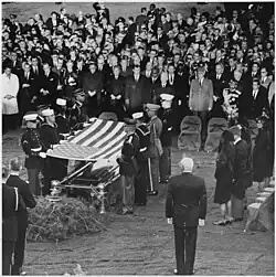 Les personnalités politiques devant le cercueil recouvert du drapeau des États-Unis.