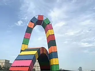 Photographie de la sculpture Catène de Containers de l'artiste Vincent Ganivet au Havre