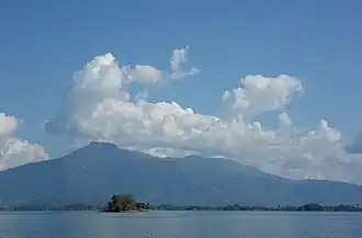 Vue du Phou Bia (pyramidion à l'arrière-plan au centre) depuis le lac de la Nam Ngum.