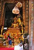 La statue de Phra Phuttha Chinnasi dans la salle principale du sanctuaire. Les cendres du roi Rama IX sont conservées sous la base d'une statue de Bouddha