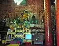 Statue sacrée de Phra Buddha Sihing à l'intérieur du Wihan Lai Kham