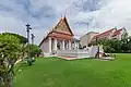 A droite de l'entrée du musée, Chapelle Phutthaisawan et Bâtiment aile Nord (construit en 1966) en arrière-plan à droite