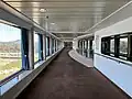 Promenade intérieure ouverte sur la mer