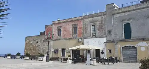 Piazza Armando Perotti, à l'entrée de la ville haute.