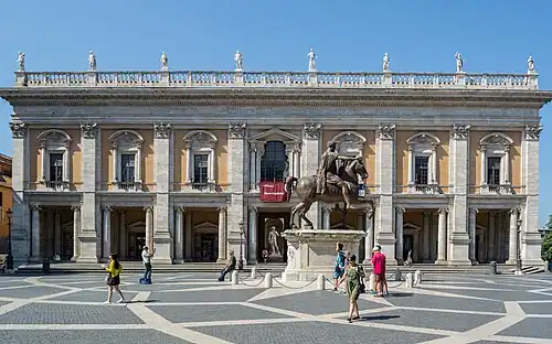 Le musée du Capitole, dans le palais des Conservateurs, sur la place du Campidoglio à Rome. Au centre, statue équestre de Marc Aurèle.