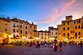 La place, un soir de 2019.
