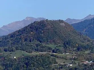 Le pic de l'Huile vu du Montraillant, au sud-ouest, avec en arrière-plan les sommets du massif de la Lauzière dont le Grand Arc à gauche.