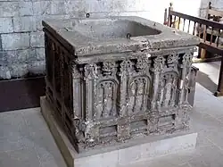 La cuve baptismale.