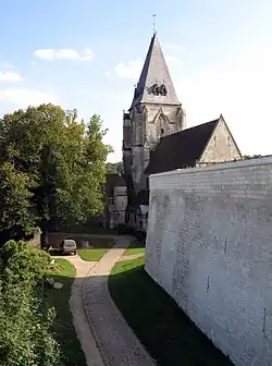 L'église et le rempart intérieur, vus depuis le premier étage du pavillon Sévigné.