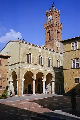 Parvis de la cathédrale et  colonnade du  palais communal.