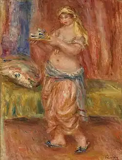Une femme au ventre nu et au pantalon large portant un plateau sur lequel on voit un service à thé.