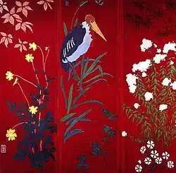 Trois panneaux rouges formant un carré peint de fleurs et de feuilles avec au milieu des grenouilles et un gros oiseau à long bec.
