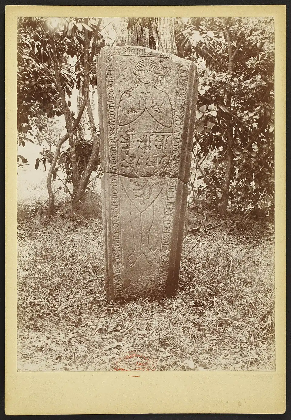 Plate-tombe d'Aliénor.