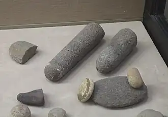 Pierres polies du site de Mugharet el Wad (Israël), datées du Natoufien inférieur, v. -14500 à -13 500 ;
