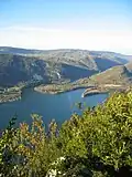 Le barrage de Coiselet depuis le belvédère de la Pierre-Qui-Vire.