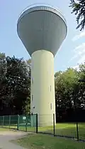 Le château d'eau avec l'inscription de la société de gestion de l'eau "Syndicat intercommunal des eaux des Monts Faucilles".