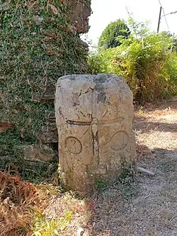 pierre gravée à l'entrée du village sur la route vers Porri