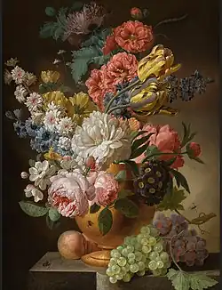 Nature morte de roses, tulipes, œillets et autres fleurs dans une urne sur un rebord en pierre, avec pêches et raisins, localisation inconnue.