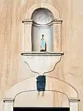 Motif et niche au-dessus de la porte d'entrée