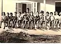 Enfants de Kfar Maïmon attendant le programme de télévision pour enfants, diffusé deux fois par semaine, 1968