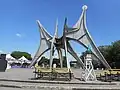 Trois disques (L'Homme), stabile d'Alexander Calder, sur l'Île Sainte-Hélène où se déroule le Piknic Électronik.
