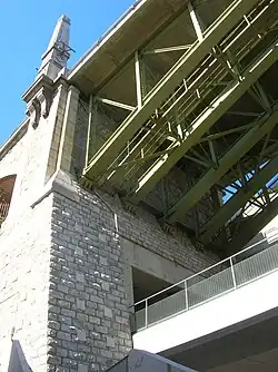 Culée ouest du pont Bessières avec le passage du pont St-Martin.