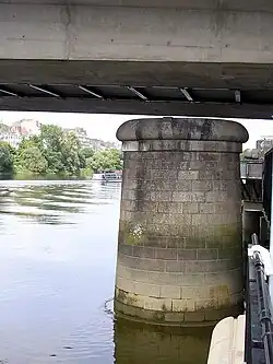 Vestige d'une Pile d'appuis de l'ancien pont (rive gauche), sous l'actuel tablier du pont Anne de Bretagne.