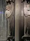 Photographie de deux autres statues, tournées l'une vers l'autre.
