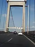Autoroute et pilier gris.