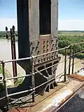 4- Un des piliers métalliques des deux arches avec son articulation en partie basse.