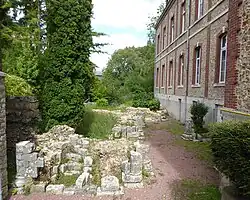 Piliers de l'église abbatiale découverts devant le pavillon de Rougé.