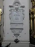 Pilier contenant le cœur de Frédéric Chopin (juste au-dessus du bouquet, sur le bas du cénotaphe).