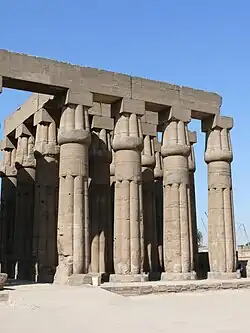 Colonnes papyriformes à chapiteau fermé. Louxor, 2e cour du temple d'Amon. 18e dyn. Amenhotep&nbsp;III