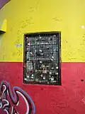 Des cadenas et des graffitis.