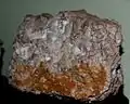 Pimélite marron-orange.